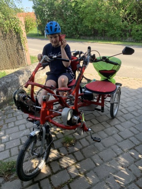 Ein Junge fährt auf einem Fahrrad