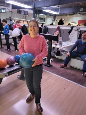 Ein Mädchen beim Bowlingspielen