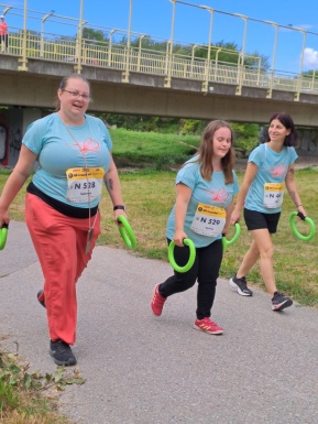 Drei Mädchen beim Frauenlauf
