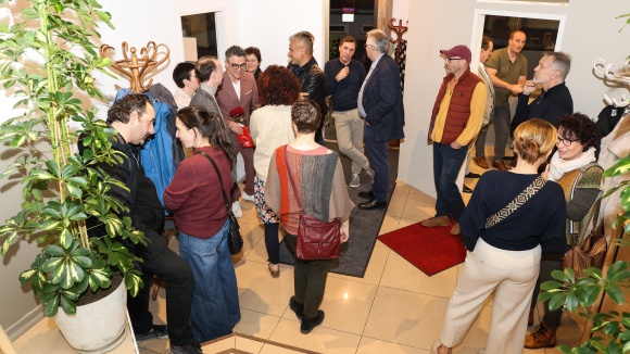 Viele Menschen bei der Eröffnung des regionalen Hub in der Wiener Straße in Neulengbach