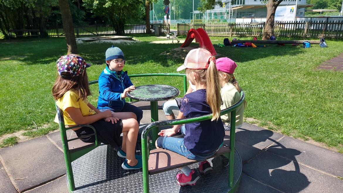 Kinder am Spielplatz