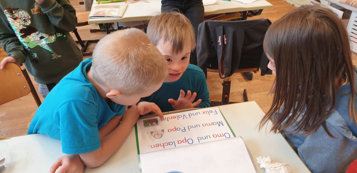 Kinder in der Schule beim gemeinsamen Lesen