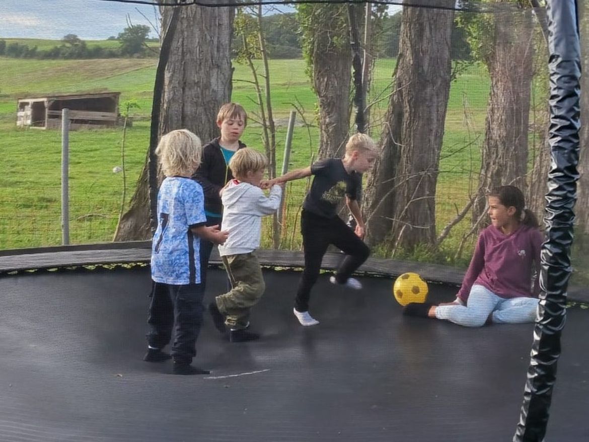 Kinder beim Springen am Trampolin