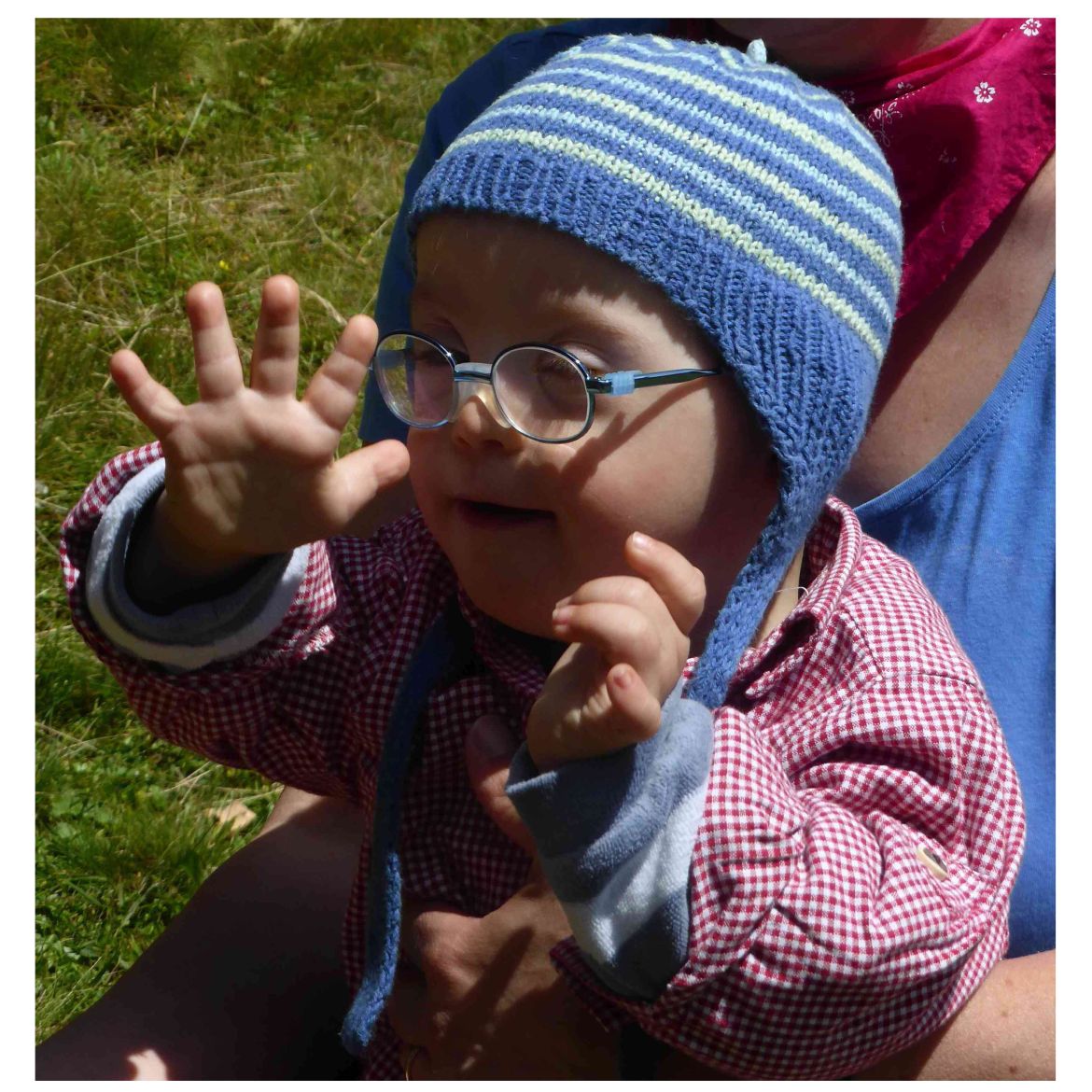 Ein keines Kind mit Down Syndrom