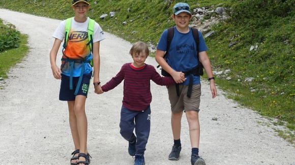 Freizeit für alle - drei Buben bei einer Wanderung